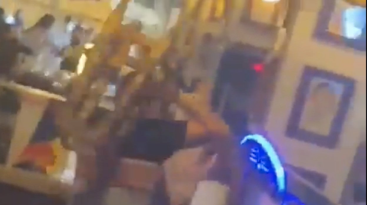 Uno de los clientes lanza un taburete