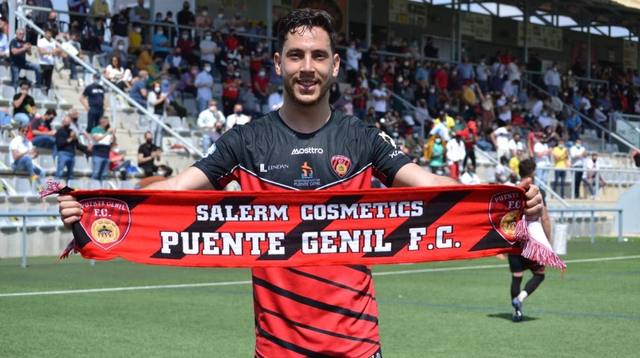 Ezequiel Lamarca celebra la victoria ante el Sevilla C y la clasificación para el ascenso directo
