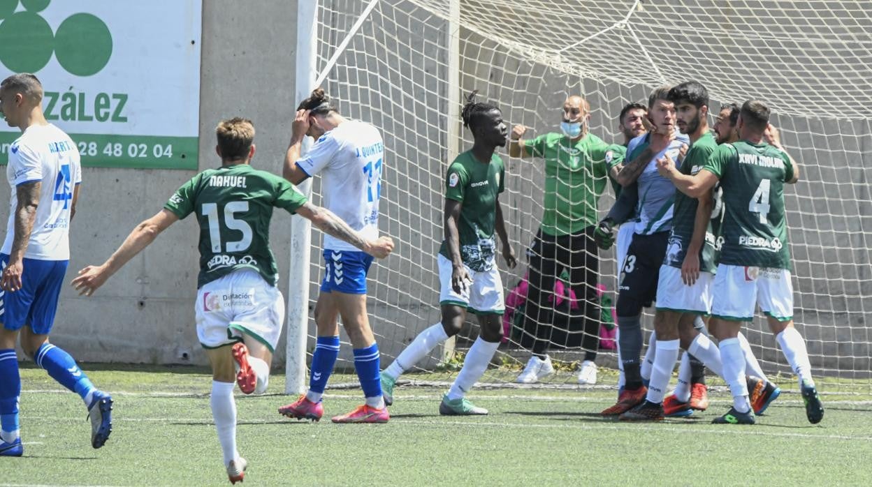 Becerra es felicitado por sus compañeros tras parar el penalti