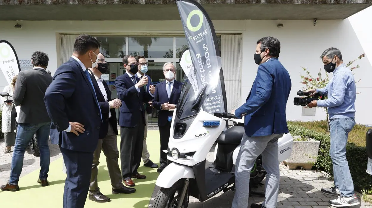 El alcalde, hoy con responsables de Ávolo y Silence en la presentació de las motos eléctricas
