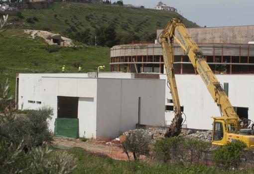 Demolición parcial del museo de los Dólmenes para adaptarlo al entorno
