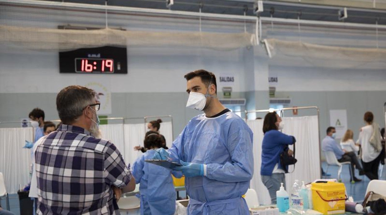 Punto de vacunación en el Pabellón SADUS de Bermejales en Sevilla