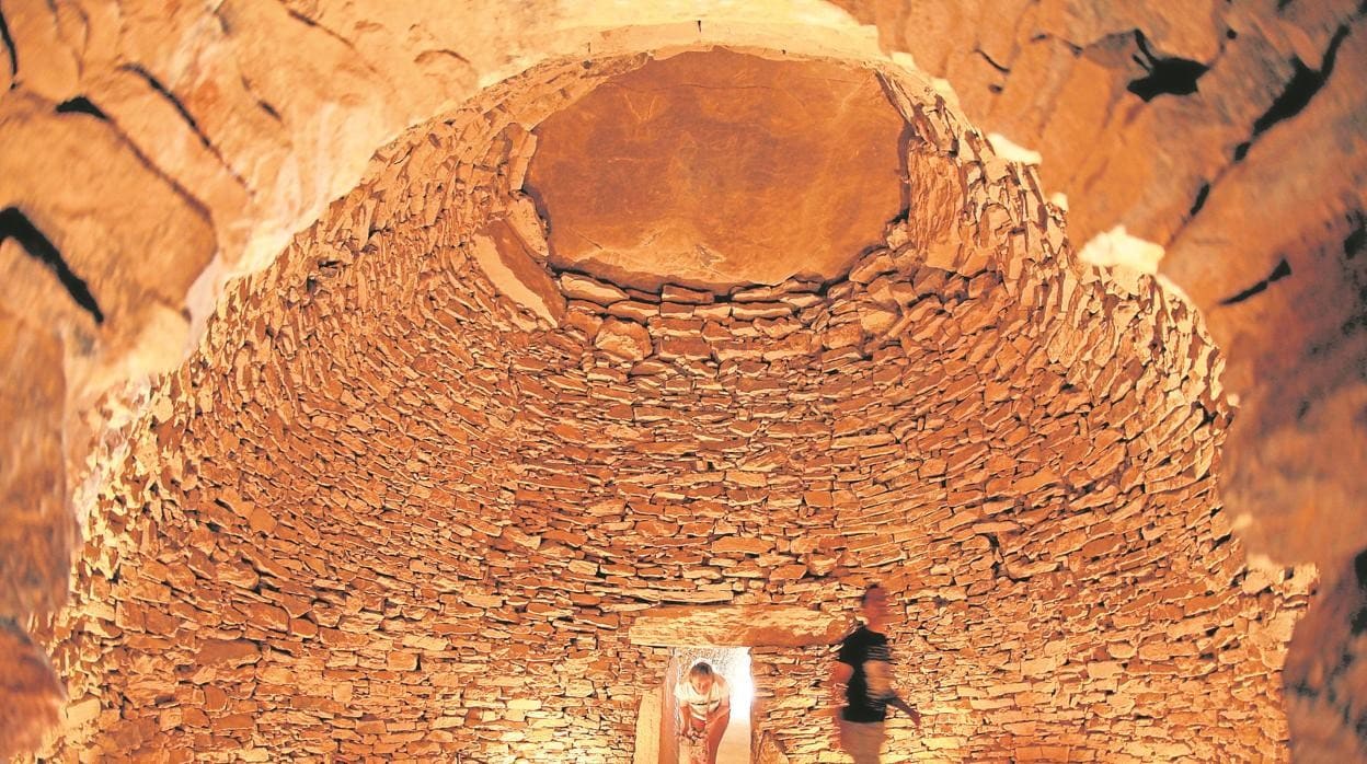 Interior del Dolmen del Romeral