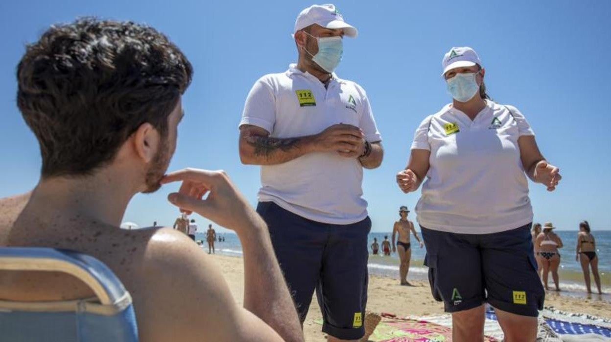 Vigilantes de la playa en El Portil, en Huelva