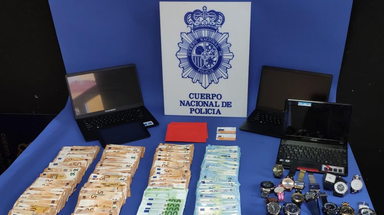 Objetos encontrados en la casa, donde se hallaron 75.000 euros en efectivo