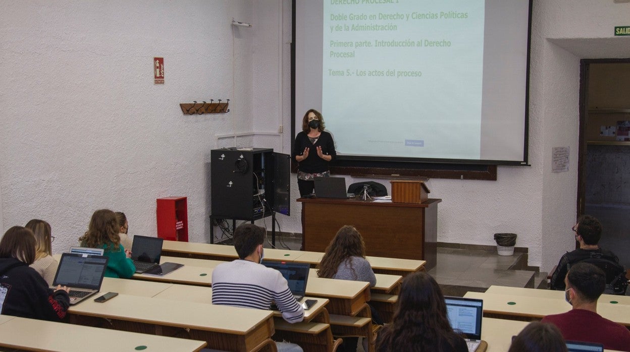 Primeras clases el lunes en las aulas de las facultades granadinas tras meses cerradas