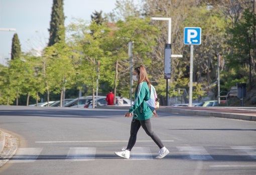 Una alumna se dirige a su Facultad este lunes, inicio de las clases presenciales