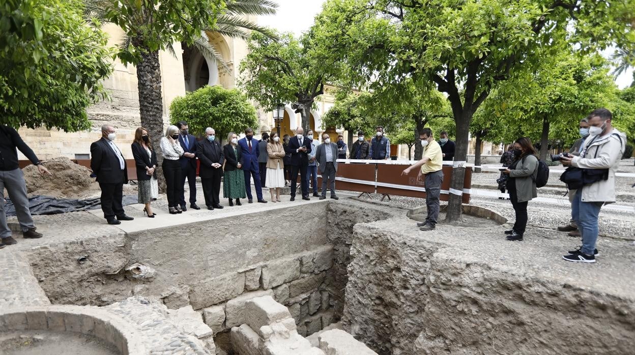 La consejera de Cultura conoce los restos encontrados en la excavación del Patio de los Naranjos de la Mezquita-Catedral de Córdoba