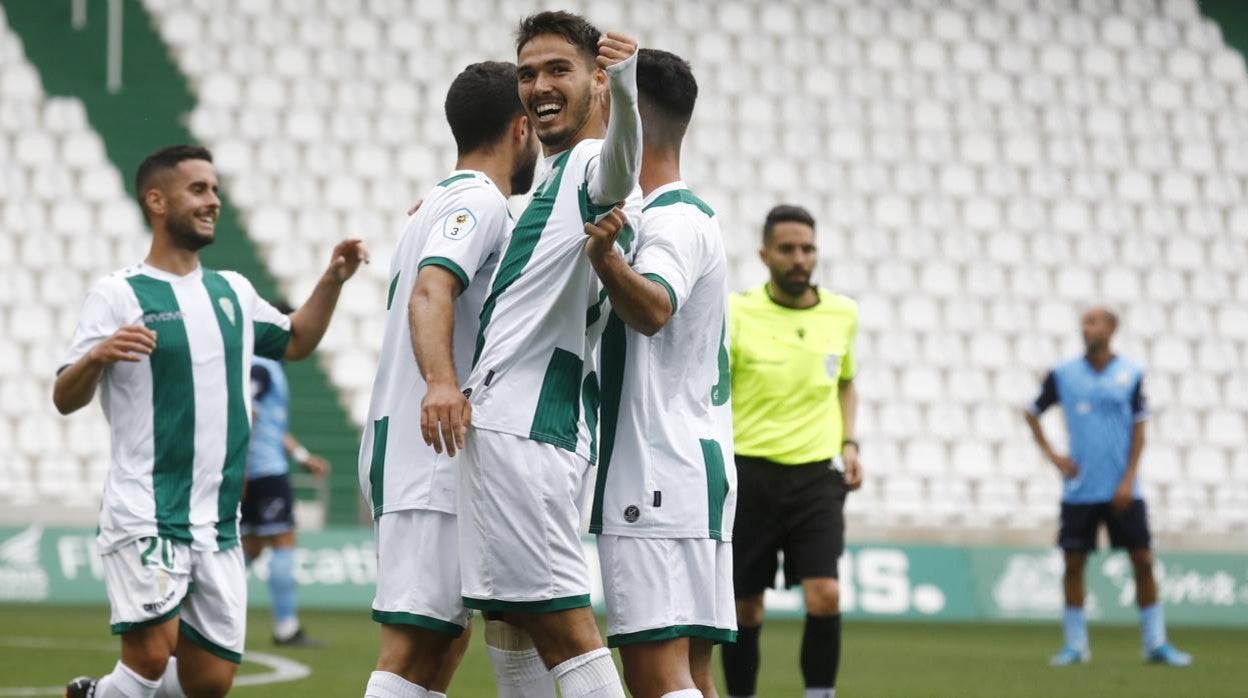 Diego Domínguez celebra el 2-0 ante el Rota, este miércoles, en El Arcángel