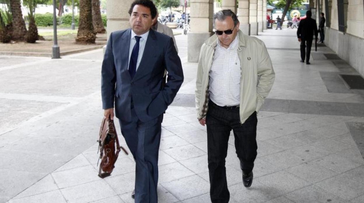 Antonio Garrido Santoyo, a la derecha, llega con su abogado a los juzgados de Sevilla en abril de 2014
