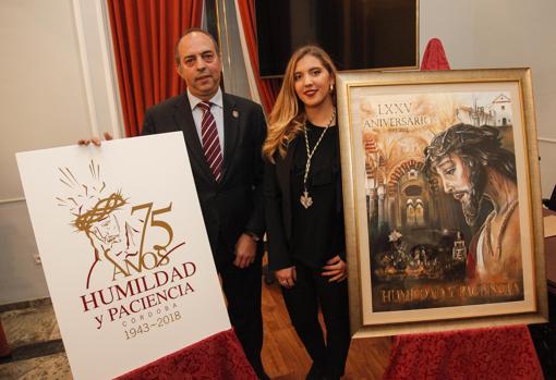 Carmen Bernal, a la derecha, junto a dos obras suyas para Humildad y Paciencia