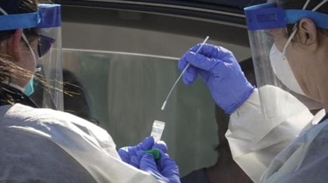 Dos sanitarios haciendo pruebas de coronavirus