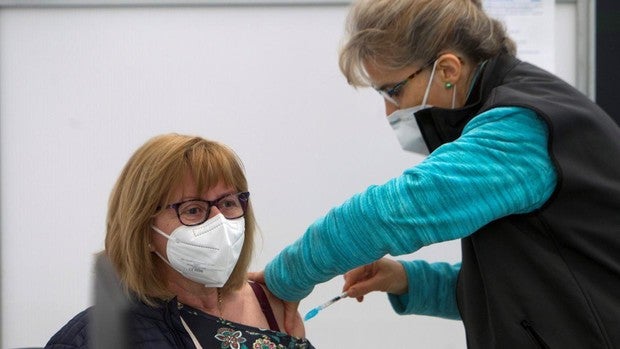 Andalucía quiere comenzar esta semana a vacunar frente al Covid-19 a las personas de 66 a 69 años