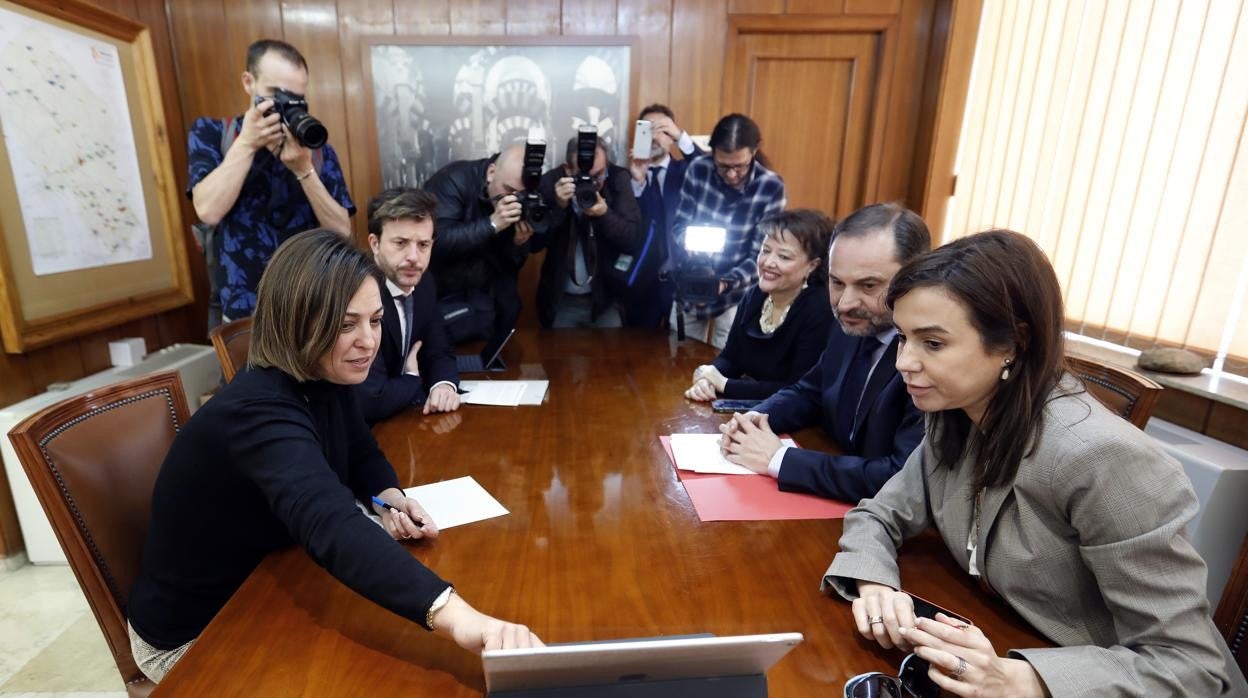 Ábalos, a la derecha, en una visita a Córdoba en febrero de 2019