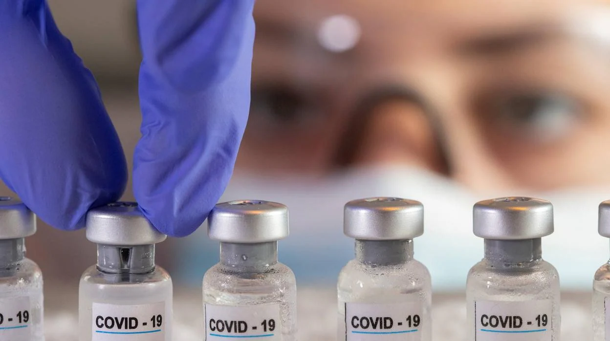 Un técnico de laboratorio controla las vacunas contra el Covid 19 que se van a administrar