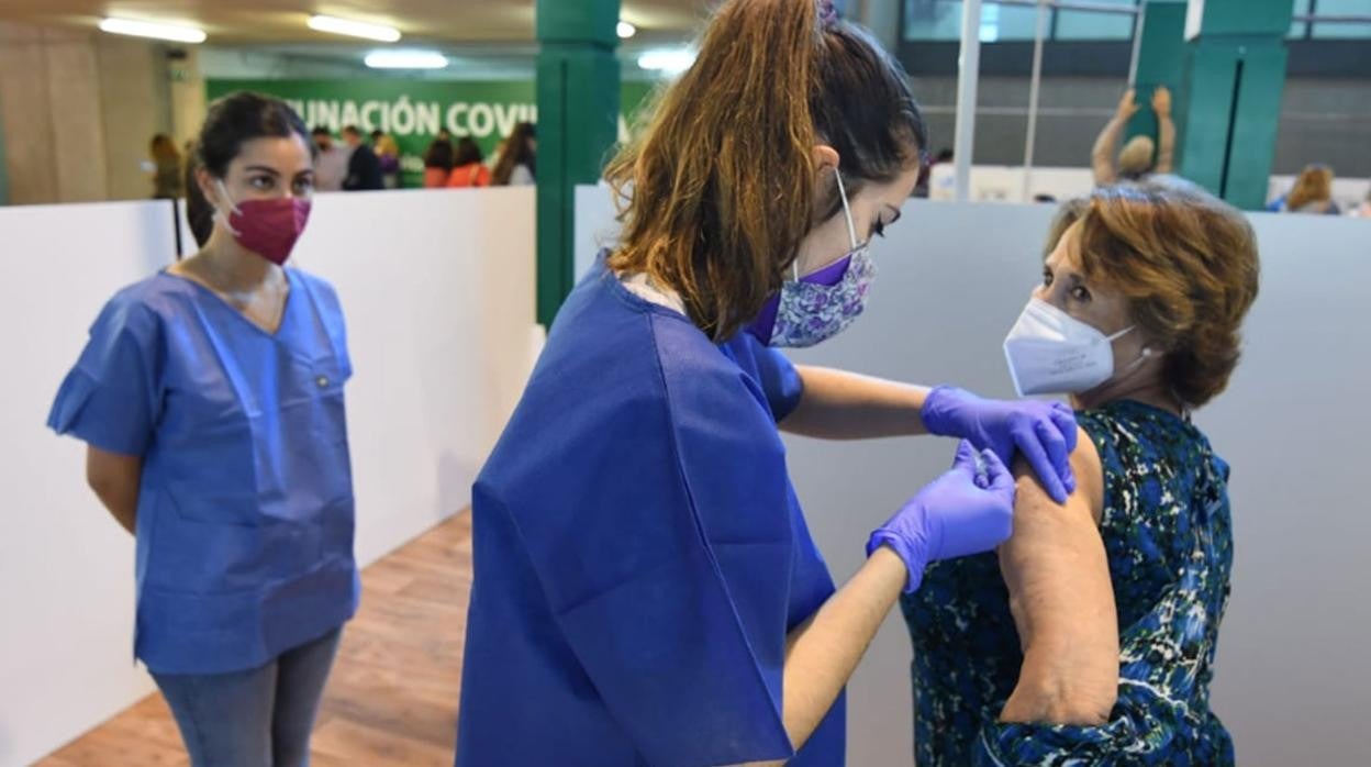 Una mujer recibe la vacuna contra el coronavirus este jueves en Sevilla
