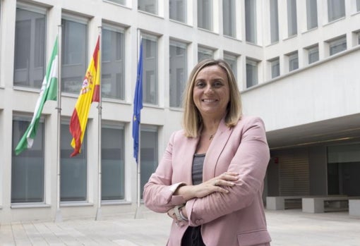La consejera posa en la sede de la Consejería en Sevilla