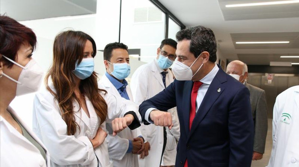 El presidente de la Junta saluda al personal sanitario del centro de salud Casa del Mar de Almería