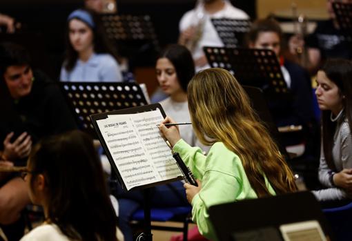 Una de las estudiantes señala una anotación en la partitura