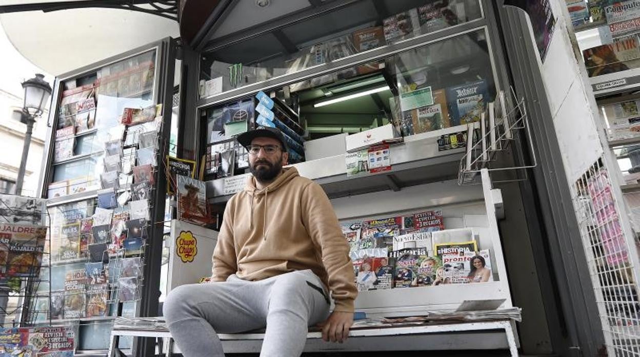 El quiosquero Antonio Camacho junto a sus periódicos y revistas