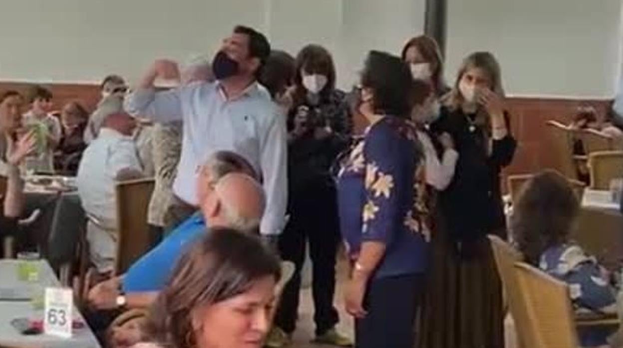 Juanma Moreno, aplaudido en un restaurante de Sevilla