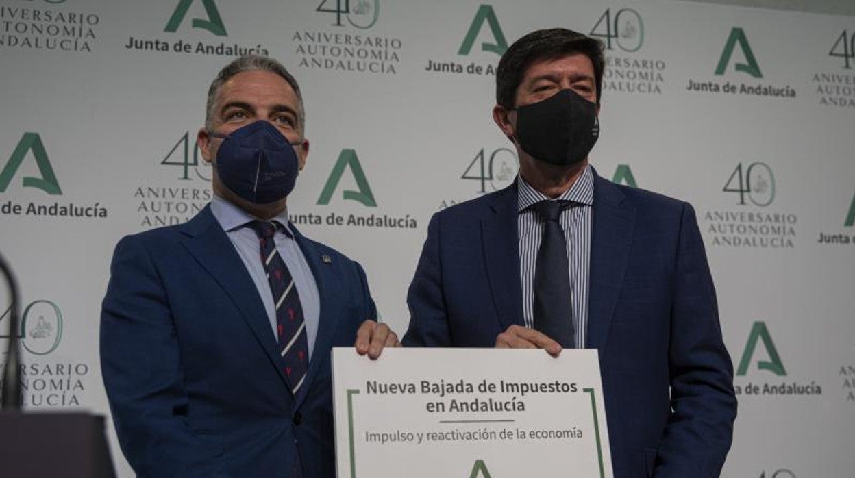 Elías Bendodo y Juan Marín con el documento de la nueva reforma fiscal andaluza