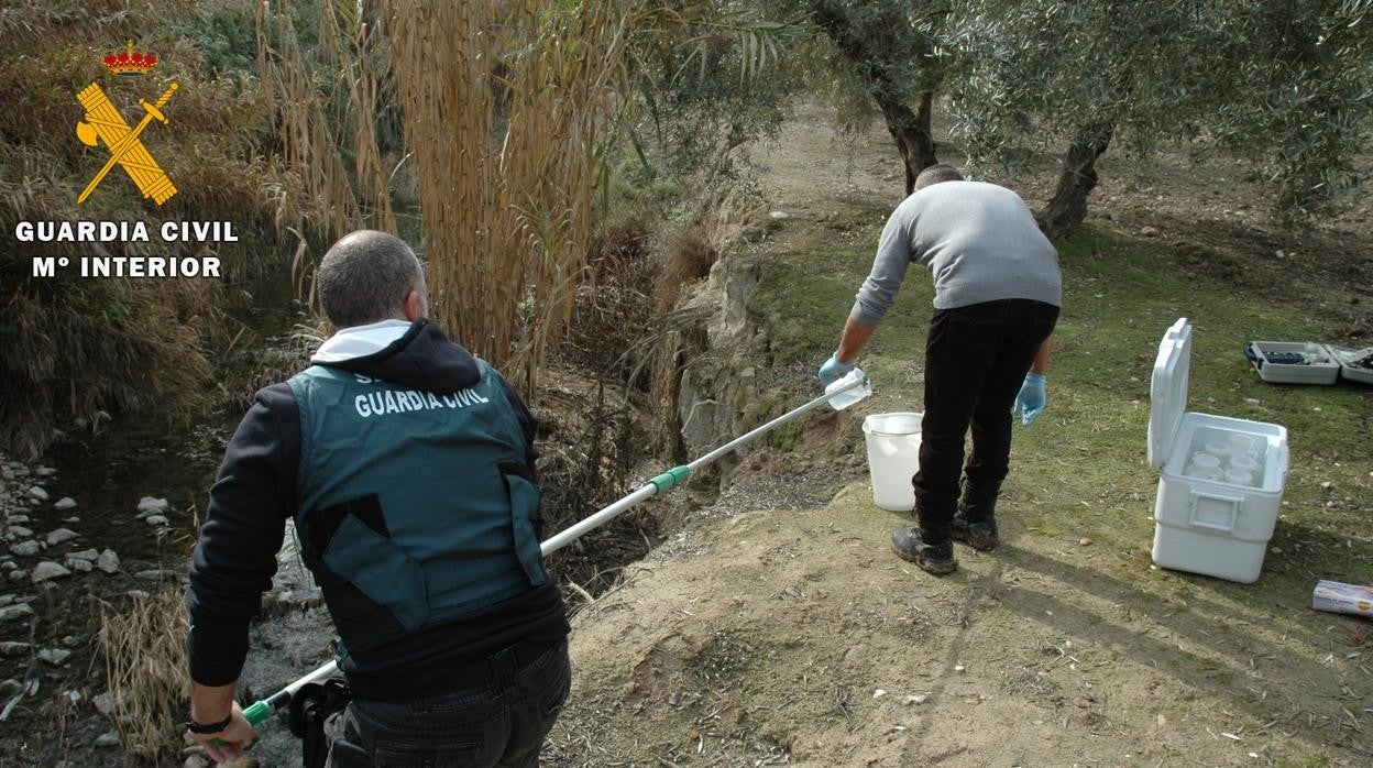 Mediciones del equipo de Seprona de la Guardia Civil tras el vertido de El Tejar en Pedro Abad en 2017