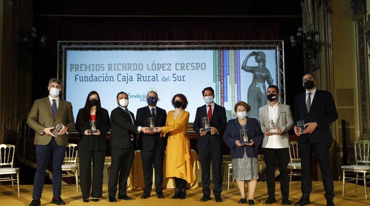 Fotografía de familia de los galardonados en el Salón Liceo del Real Círculo de la Amistad