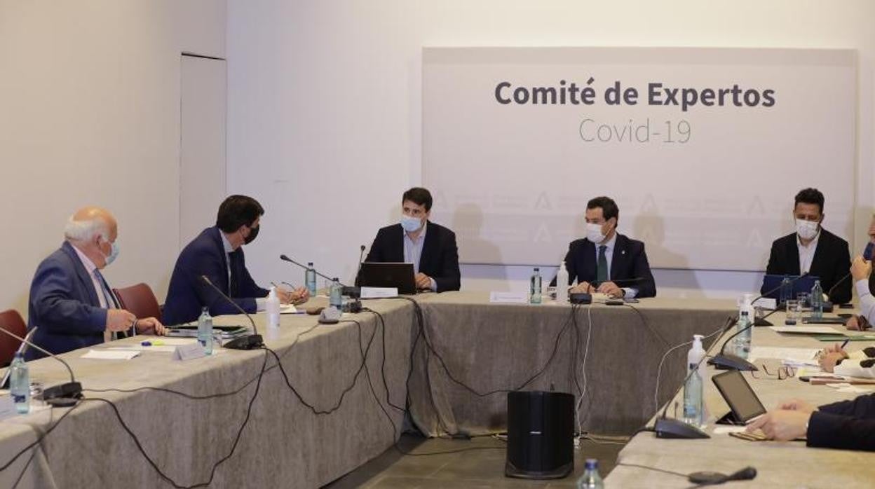 Juanma Moreno presidió ayer en San Telmo el comité de expertos que asesora a la Junta sobre la evolución de la pandemia