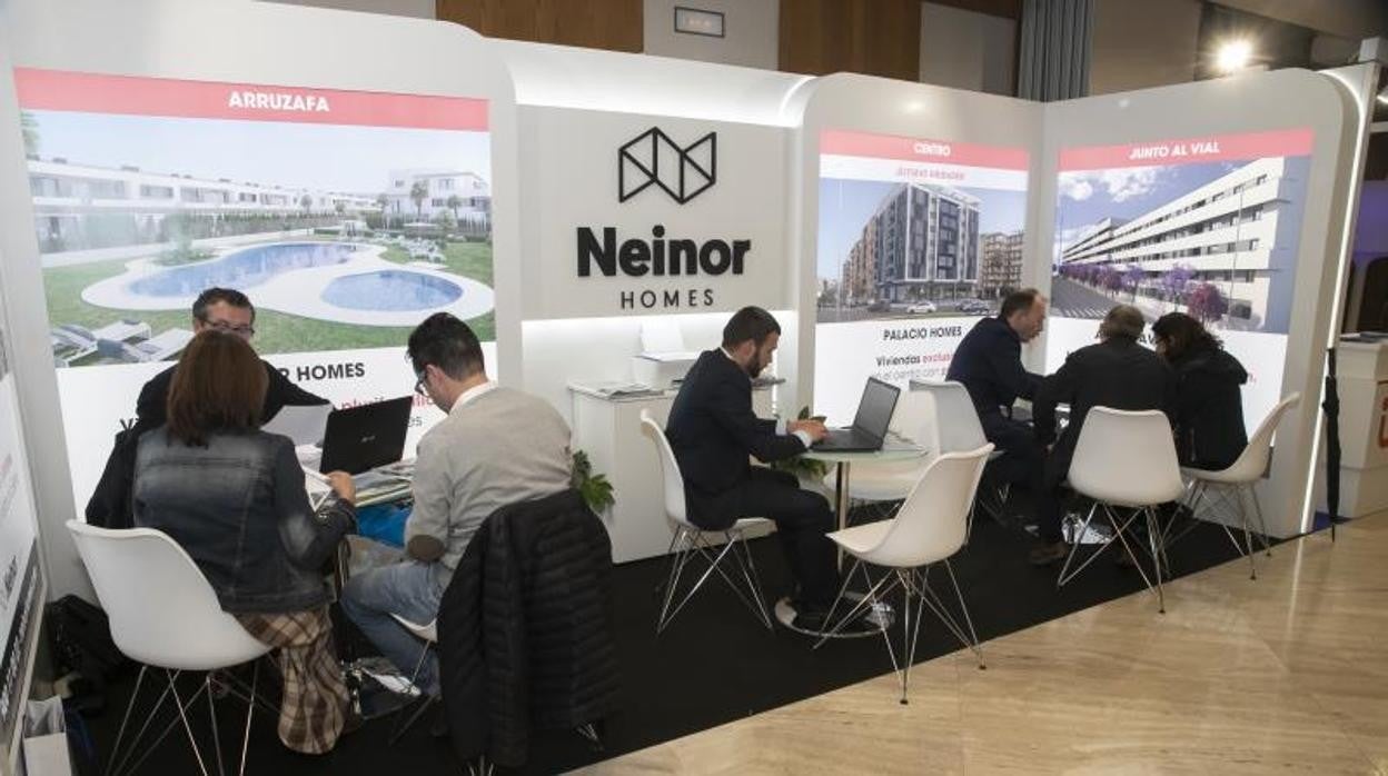 Clientes en un salón inmobiliario en Córdoba en 2019