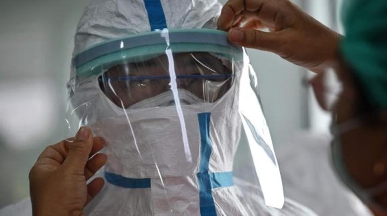 Un sanitario se protege contra el Covid