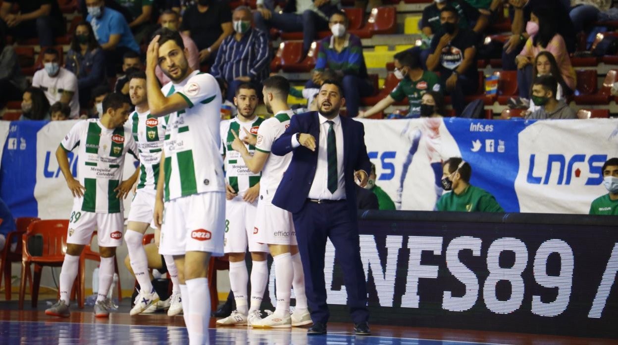 El entrenador del Córdoba Patrimonio, Josan González, en el partido del sábado ante Xota