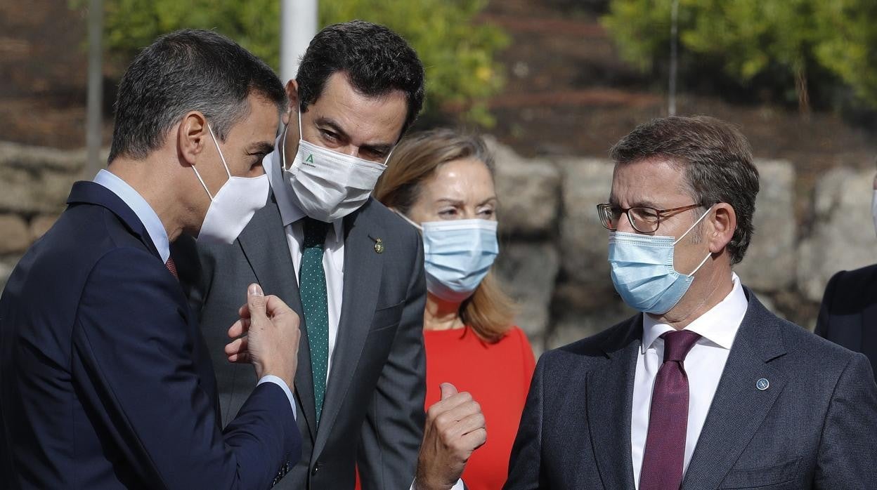 El presidente del Ejecutivo central, Pedro Sánchez, junto a Juanma Moreno, presidente de la Junta de Andalucía