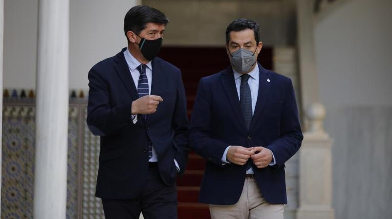 El presidente de la Junta, Juanma Moreno, junto a su vicepresidente Juan Marín en el Parlamento de Andalucía