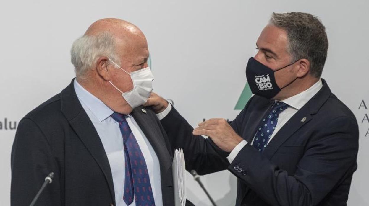 El consejero de Salud, Jesús Aguirre, con el consejero de la Presidencia, Elías Bendodo, ayer en una rueda de prensa en San Telmo