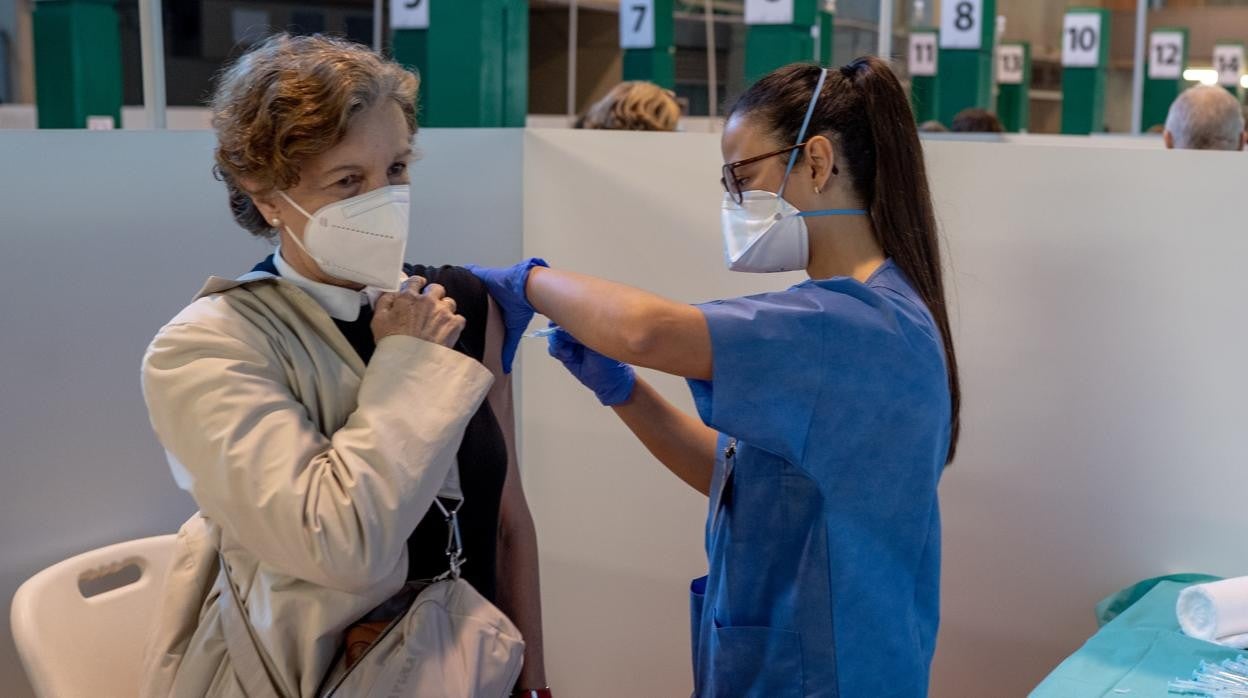 Una persona recibe la primera dosis de la vacuna contra el Covid-19, en el Estadio de la Cartuja