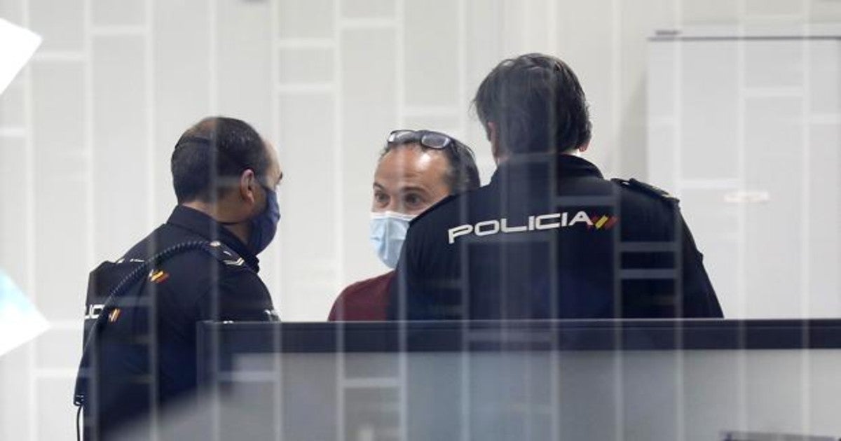 El concejal de Podemos en el Ayuntamiento de Córdoba, Juan Alcántara, ayer junto a dos policías en el Juzgado