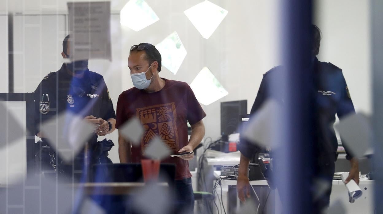 El concejal de Podemos Juan Alcántara este pasado martes en los juzgados de Córdoba