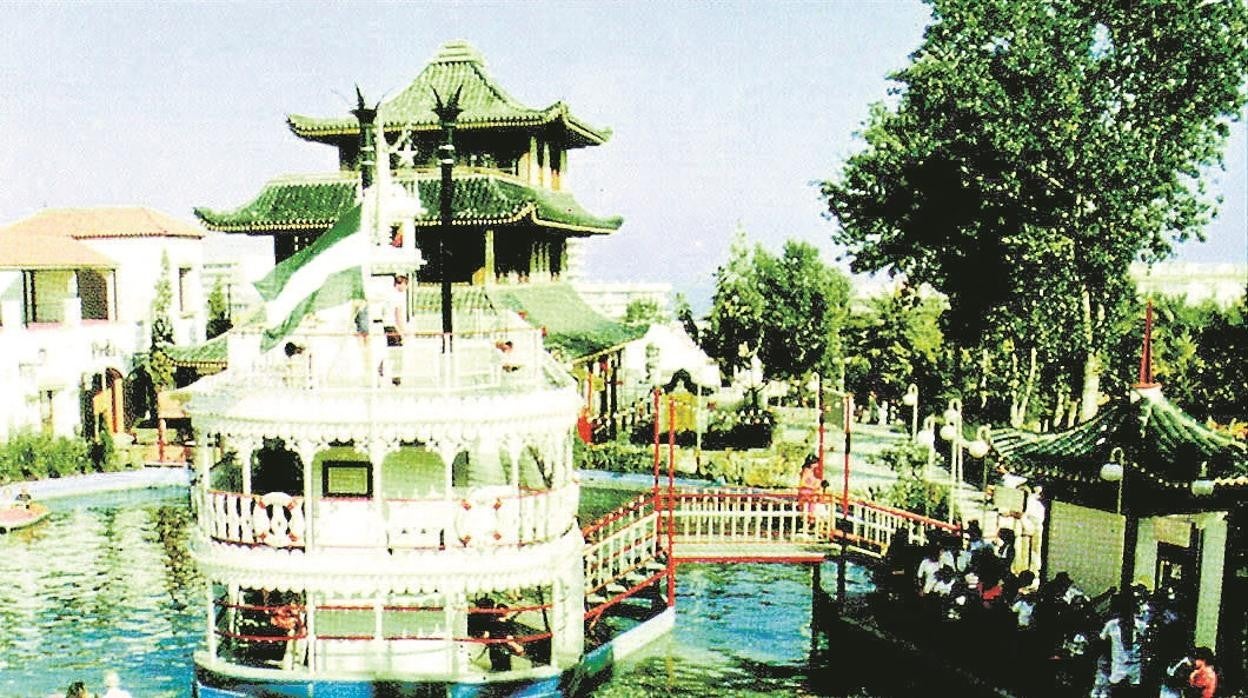 Cola en una de las atracciones durante la inauguración en 1972