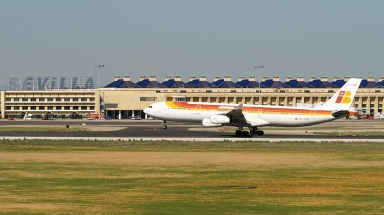 Un avión despega desde el aeropuerto de Sevilla
