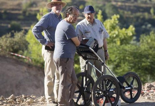 El investigador Miguel Caballero junto al arqueólogo Javier Navarro