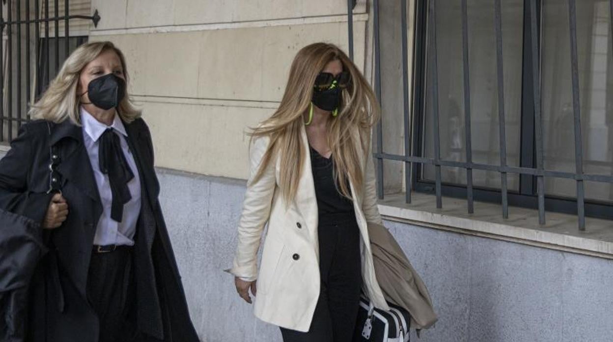 La diseñadora, a la llegada a la Audiencia de Sevilla