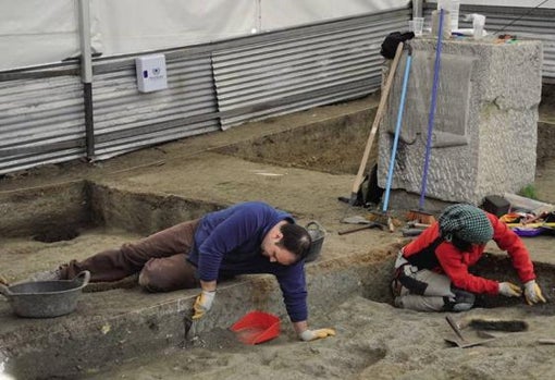 Trabajos de excavación en la zona cercana al monolito dedicado al poeta y las víctimas de la guerra en Alfacar, en 2009.