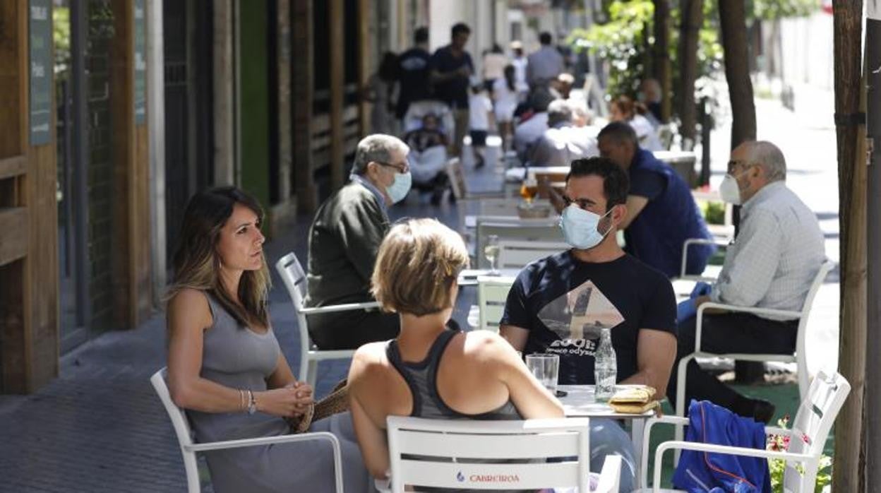 Varias personas sentadas en una terraza