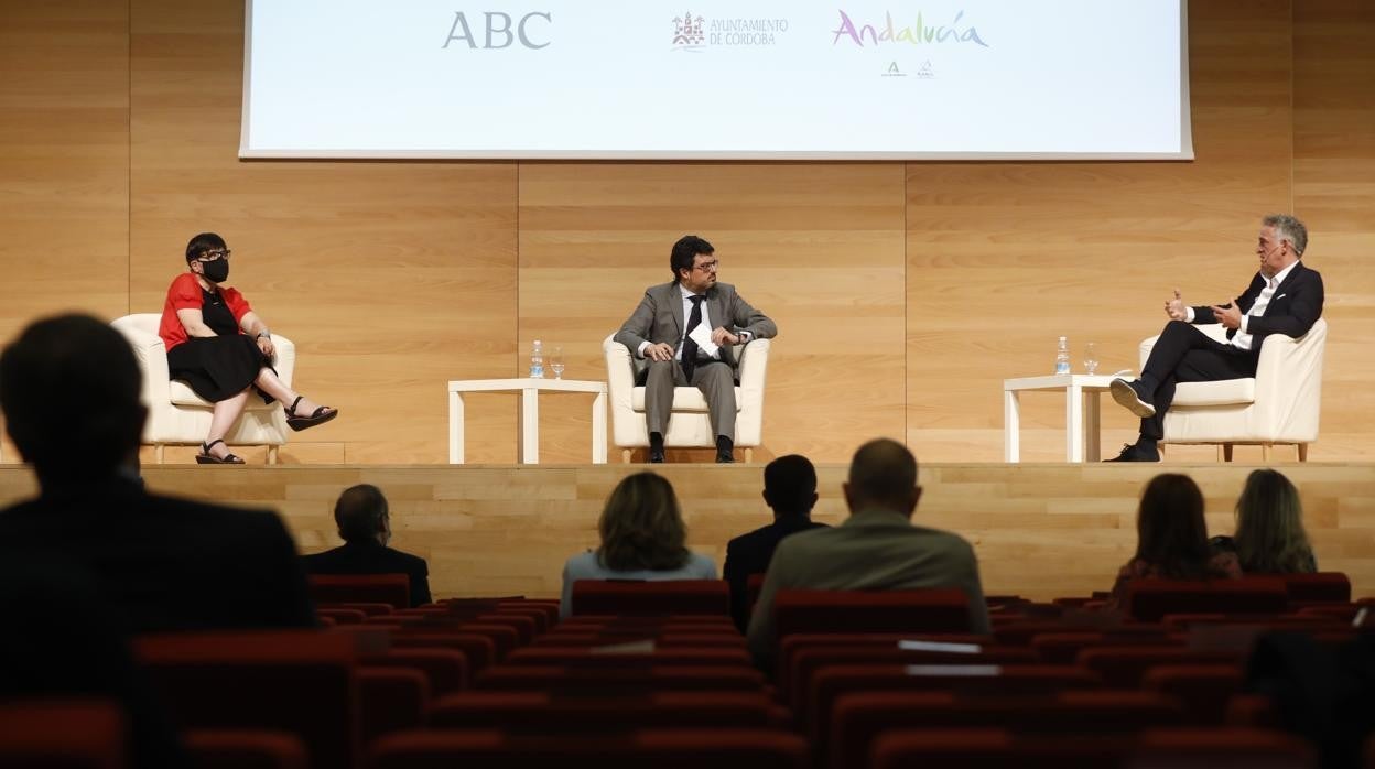 Rosa Colmenarejo, Francisco J. Poyato y Alberto Rosales, durante su intevención en el foro sobre los Patios de Córdoba