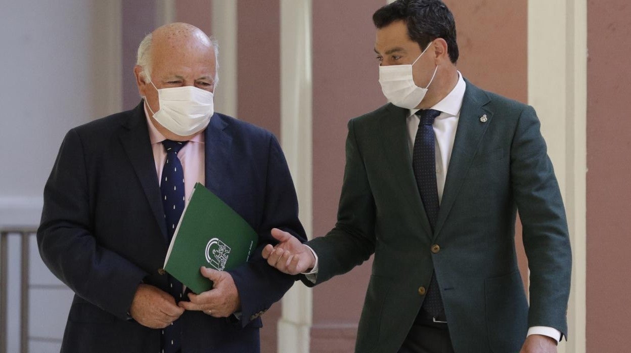 Juanma Moreno conversa con el consejero de Salud, Jesús Aguirre, en el Palacio de San Telmo