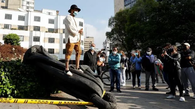 Indígenas derriban en Bogotá la estatua de Jiménez de Quesada, conquistador de Córdoba