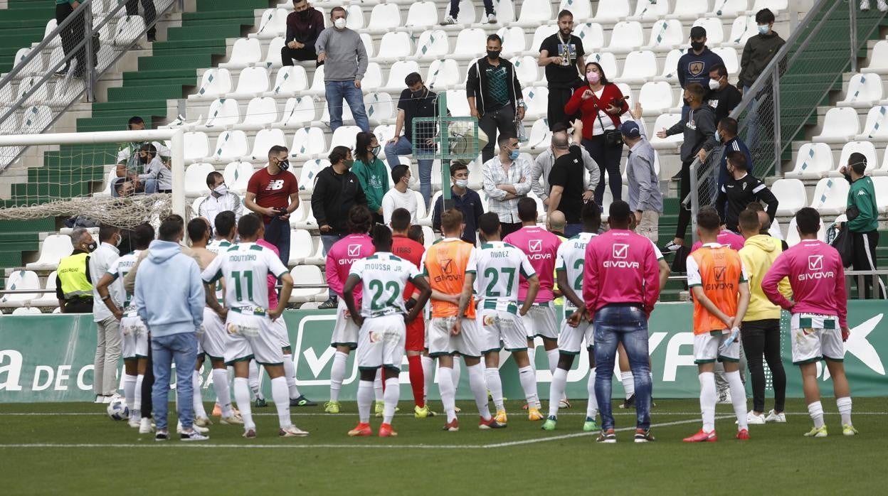 Así fue el careo entre jugadores y aficionados