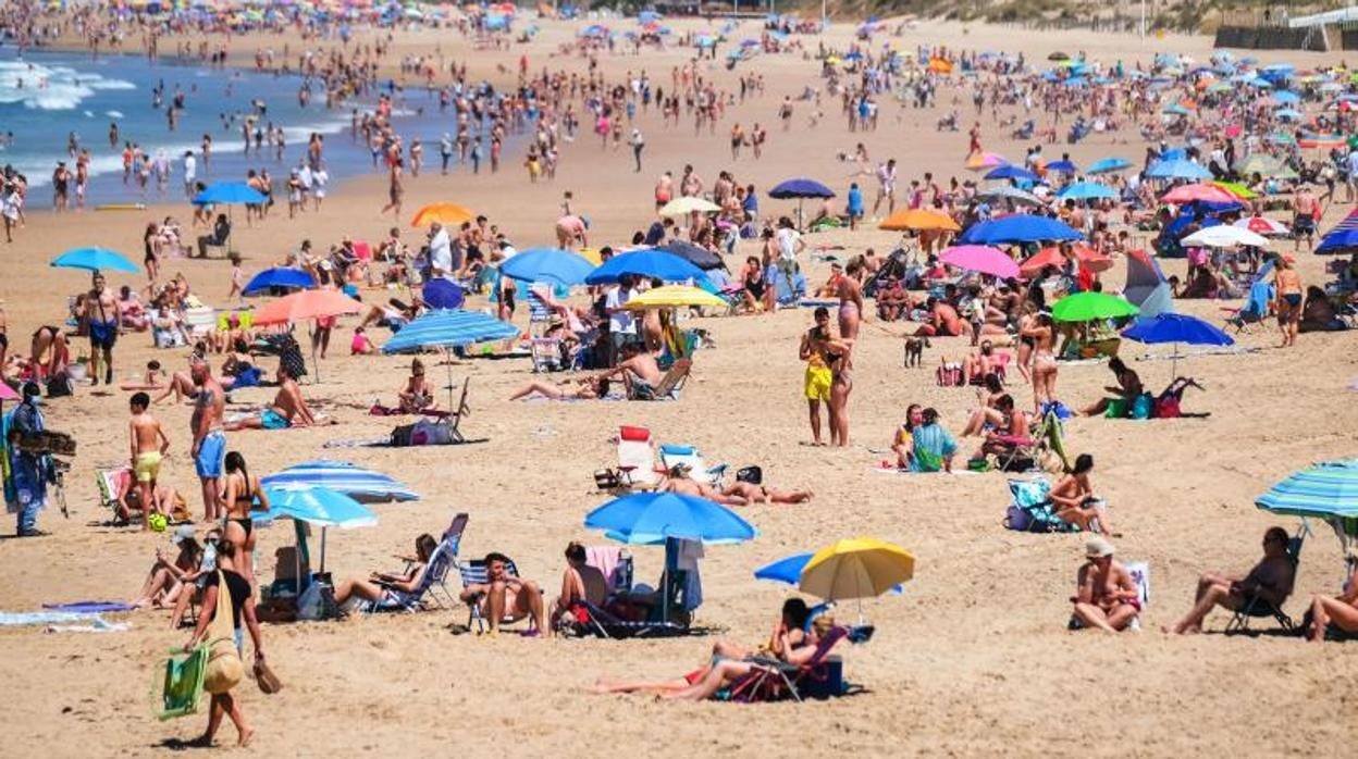 Imagen de una de las playas de El Puerto de Santa María // En vídeo: Los turistas llenan las playas y las terrazas de la costa
