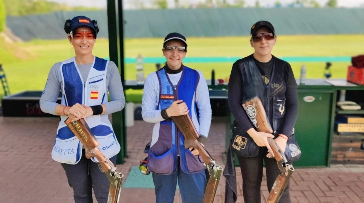 Fátima Gálvez, a la izquierda, oro por equipos